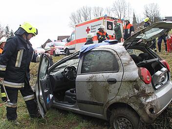Ein Kleinwagen war am Freitag kurz nach 11 Uhr bei Kirchleus von der Straße abgekommen. Foto: Jürgen Gärtner