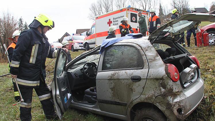 Ein Kleinwagen war am Freitag kurz nach 11 Uhr bei Kirchleus von der Straße abgekommen. Foto: Jürgen Gärtner