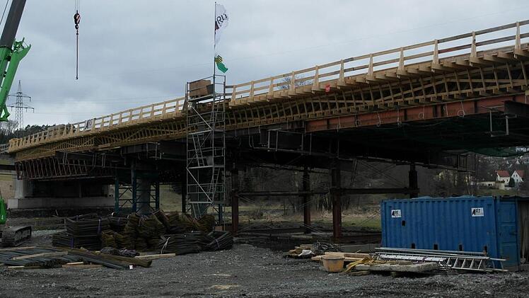 Schalungsarbeiten stehen derzeit im Vordergrund. Die Holzkonstruktionen am Überbau dieser Brücke haben die Mitarbeiter der Baufirma Arlt angefertigt.