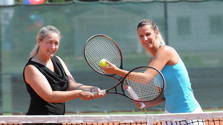 Belinda Schönhöfer (links) konnte diese Saison verletzungsbedingt nicht beim TSV Wollbach eingreifen. Ihre Schwägerin Kristin Klaus dafür schon - obwohl sie 150 Kilometer entfernt wohnt. Foto: ssp