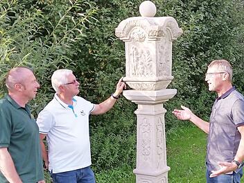 Nach Abschluss seiner Arbeiten erläuterte Wilhelm Keim (junior) die gelungene Maßnahme. Interessiert lauschten Ortsheimatpfleger Franz Behrschmidt und FWV-Obmann Jürgen Schlee (von rechts).  Foto: privat