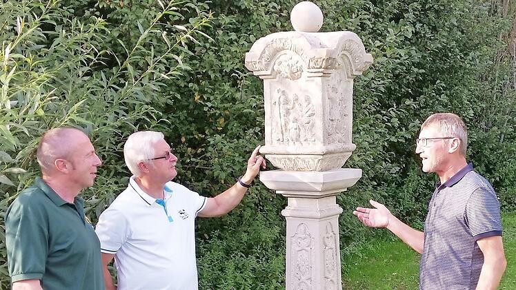 Nach Abschluss seiner Arbeiten erläuterte Wilhelm Keim (junior) die gelungene Maßnahme. Interessiert lauschten Ortsheimatpfleger Franz Behrschmidt und FWV-Obmann Jürgen Schlee (von rechts).  Foto: privat