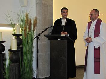 Die Dekane Roland Huth und Stefan Kirchberger stellten die neue Aussegnungshalle auf dem Glockenberg-Friedhof unter Gottes Segen. Foto: Martin Koch