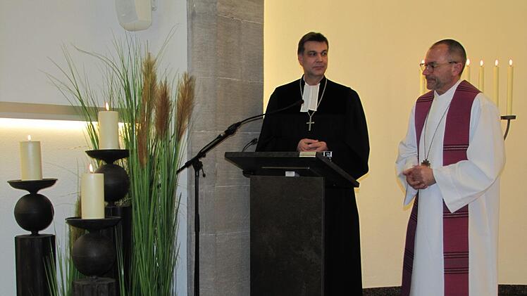 Die Dekane Roland Huth und Stefan Kirchberger stellten die neue Aussegnungshalle auf dem Glockenberg-Friedhof unter Gottes Segen. Foto: Martin Koch