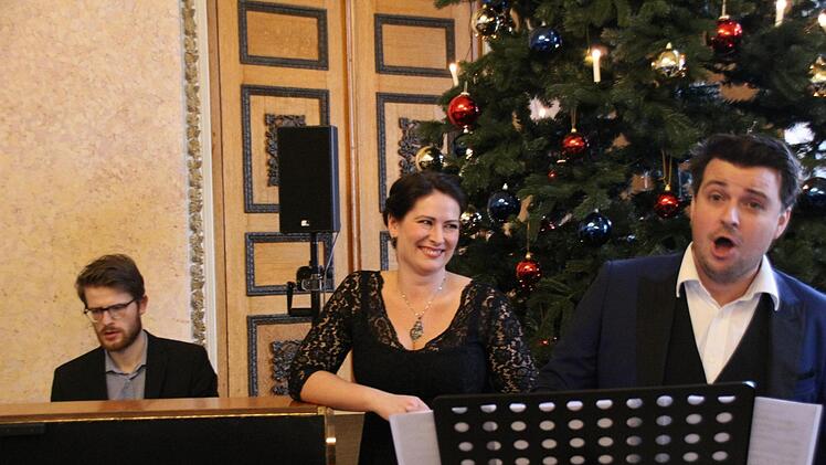Paul Willot-Förster (Klavier), Rannveig Káradóttir und Peter Aisher (Gesang) setzten den musikalischen Rahmen. Foto: Simone Bastian