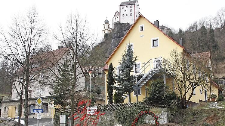 Der Schützenbrunnen als Osterbrunnen (mit Burg Egloffstein im Hintergrund)  Foto: Reinhard Löwisch