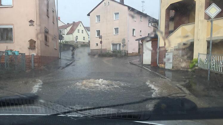 Starkregenereignisse in verschiedenen Gemeindeteilen von Burkardroth und was dagegen unternommen werden kann, soll das Projekt "Sturzfluten-Risikomanagement" herausfinden. Darüber informierte Bürgermeister Bug in der Bürgerversammlung Gefäll.Ralf Ruppert/Archiv