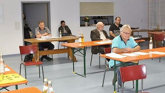 In geziemendem Abstand tagte während der Corona-Pandemie der Gemeinderat Pfarrweisach erstmals, und das im Bürgerzentrum Kraisdorf. Gleichzeitig war dies die letzte Sitzung des aktuellen Gemeinderates. Die ausscheidenden Räte wurden verabschiedet.  Fotos: Simon Albrecht