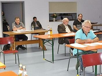 In geziemendem Abstand tagte während der Corona-Pandemie der Gemeinderat Pfarrweisach erstmals, und das im Bürgerzentrum Kraisdorf. Gleichzeitig war dies die letzte Sitzung des aktuellen Gemeinderates. Die ausscheidenden Räte wurden verabschiedet.  Fotos: Simon Albrecht