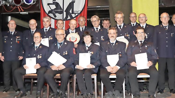 Die f&uuml;r 40 Jahre Dienstzeit geehrten Feuerwehrm&auml;nner mit den Offiziellen