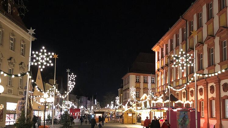 Bayreuther Innenstadt ist mit längster Lichterkette Frankens geschmückt