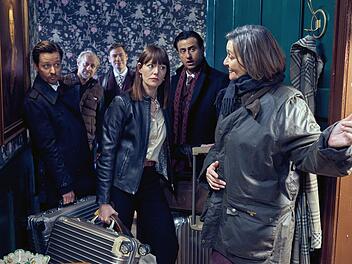 Teambuilding in Schottland: Lady McIntosh (Victoria Carling, rechts) begrüßt die Gäste Linda (Lavinia Wilson), Bernhard (Serkan Kaya, zweiter von rechts), Andreas (Tom Schilling, links), David (David Kross, dritter von links) und Jim (Jürgen Vogel).