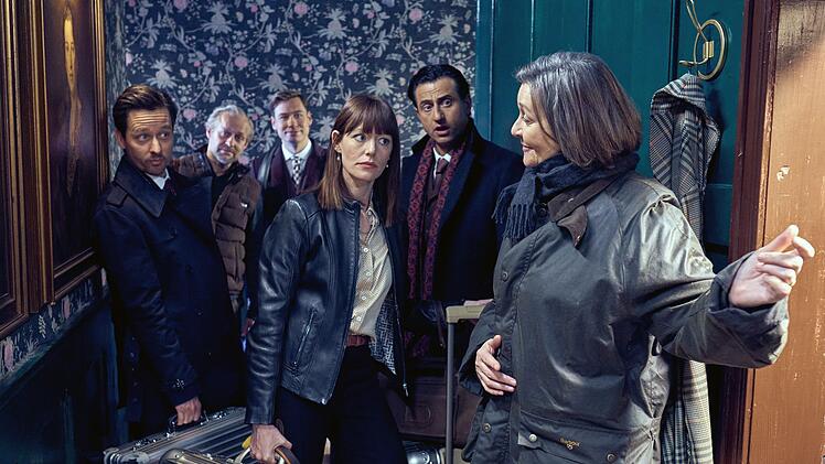 Teambuilding in Schottland: Lady McIntosh (Victoria Carling, rechts) begrüßt die Gäste Linda (Lavinia Wilson), Bernhard (Serkan Kaya, zweiter von rechts), Andreas (Tom Schilling, links), David (David Kross, dritter von links) und Jim (Jürgen Vogel).