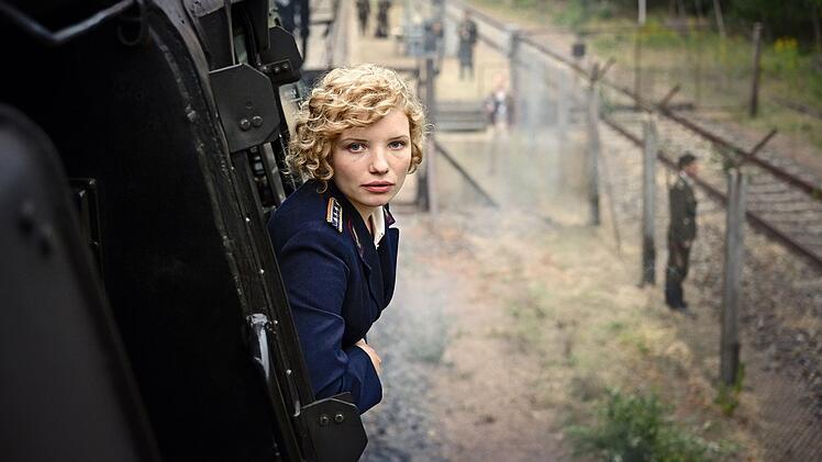 DDR-Lokomotivführerin Edith Salzmann (Luisa-Céline Gaffron) soll einen Interzonenzug von München nach Ost-Berlin an der Grenze übernehmen - an einem besonderen Tag: Am 13. August 1961 wird die Mauer gebaut. Viele Reisende stehen vor einer Lebensentscheidung: sitzen bleiben oder den Zug verlassen?