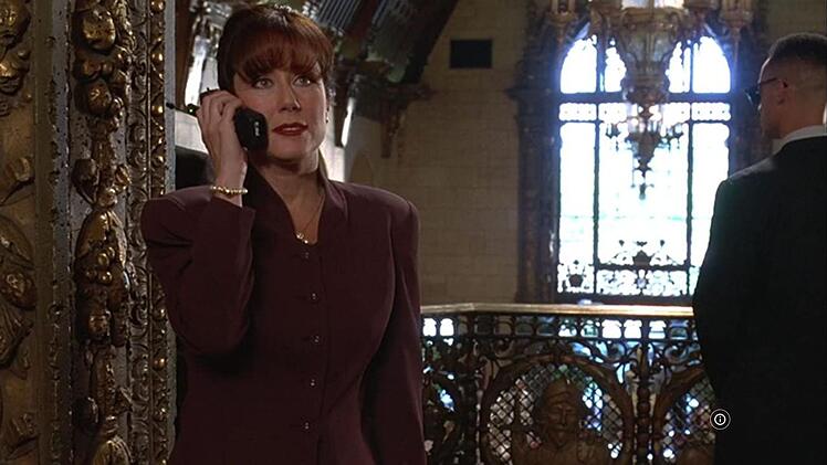 First Lady Marilyn Whitmore (Mary McDonnell) kann sich gerade noch in Sicherheit bringen, bevor die Außerirdischen Los Angeles dem Erdboden gleich machen.