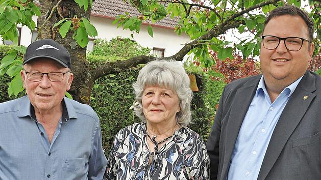Manfred und Rita H&ouml;merlein feierten Diamanthochzeit. Es gratulierte B&uuml;rgermeister Alexander Bergmann (re.).