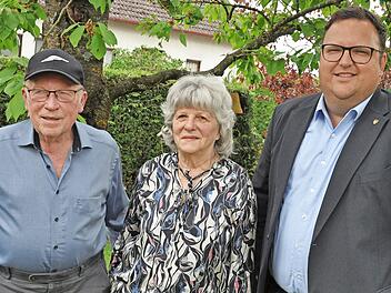 Manfred und Rita H&ouml;merlein feierten Diamanthochzeit. Es gratulierte B&uuml;rgermeister Alexander Bergmann (re.).