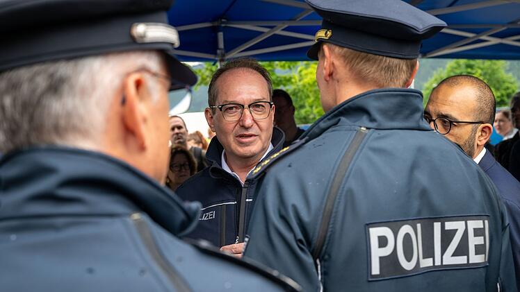 Dobrindt und S&ouml;der besuchen Grenz&uuml;bergang