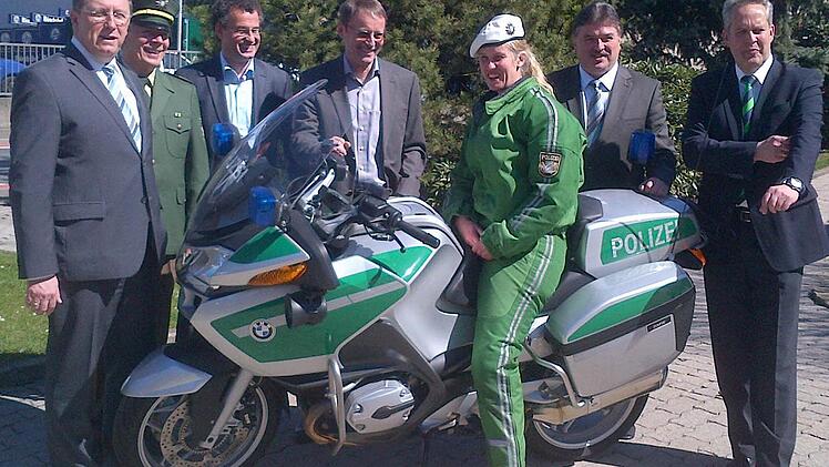 Sie stellten das Programm der Motorradsternfahrt vor (von rechts): Vorstandssprecher Markus Stodden, Landrat Klaus Peter Söllner, Marketingleiter Andreas Eßer, Organisationsleiter Michael Schmidt, Polizeipräsident Reinhard Kunkel und Oberbürgermeister Henry Schramm, im Vordergrund Petra Schoberth. Foto: Alexander Müller