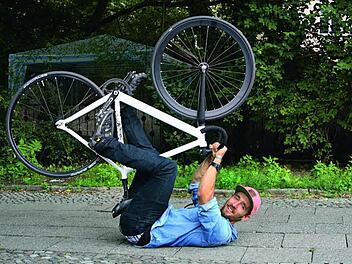 Max Jonas Baginski hält viel von seinem Fixie. Fotos: Stefan Akstinat/Knesebeck