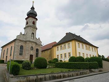 m Zuge der Dorferneuerung ergreift die Kirchenverwaltung Prölsdorf mit der Gemeinde und der Teilnehmergemeinschaft die Gelegenheit, die Grünanlage und den Vorplatz von Kirche und Pfarrhaus umzugestalten. Das Zentrum des Ortes erhält ein neues Aussehen.  Foto: Matthias Hoch/Archiv