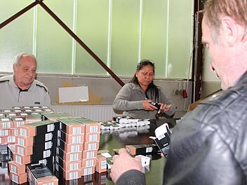 Schachtel um Schachtel stellten Mitarbeiter Anfang Juni auf. Später wurden die Produkte eingefüllt und auf Paletten sortiert. Foto: Ulrike Müller/Archiv