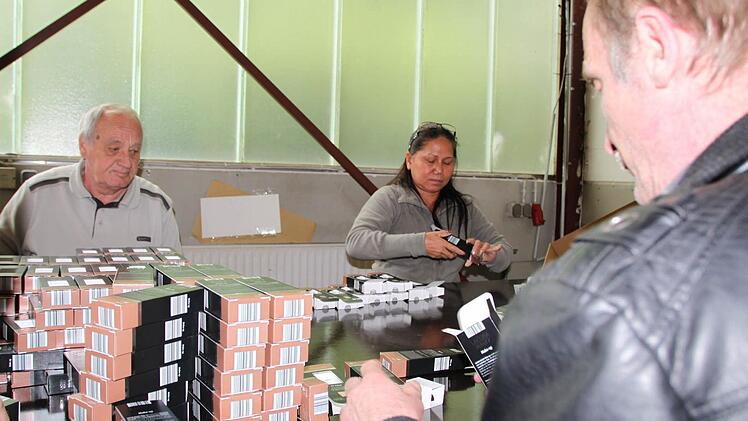 Schachtel um Schachtel stellten Mitarbeiter Anfang Juni auf. Später wurden die Produkte eingefüllt und auf Paletten sortiert. Foto: Ulrike Müller/Archiv