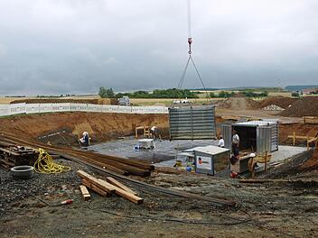 Unmittelbar nach Bahnunterführung entsteht an der Straße von Ebenhausen nach Pfersdorf ein Fangbecken (unser Foto). Die Gemeinde tritt als Bauherr auf, da nur sie Zuschüsse erhalten kann. Nach Abschluss geht die Einrichtung an den Abwasserzweckverband.  Foto: Stefan Geiger