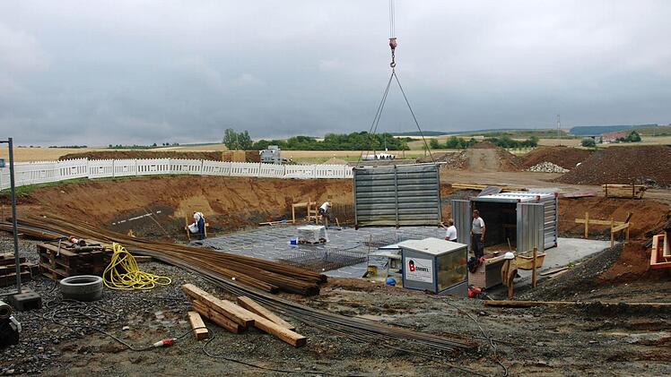 Unmittelbar nach Bahnunterführung entsteht an der Straße von Ebenhausen nach Pfersdorf ein Fangbecken (unser Foto). Die Gemeinde tritt als Bauherr auf, da nur sie Zuschüsse erhalten kann. Nach Abschluss geht die Einrichtung an den Abwasserzweckverband.  Foto: Stefan Geiger
