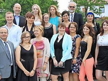 Die Verantwortlichen der Staatlichen Berufsfachschulen am BBZ gratulierten den Prüfungsbesten zu ihrer Leistung. Foto: Heike Beudert