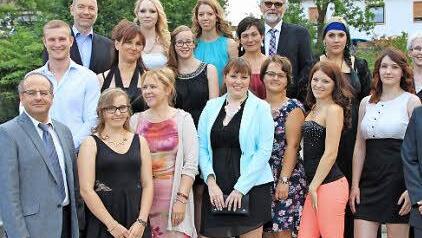 Die Verantwortlichen der Staatlichen Berufsfachschulen am BBZ gratulierten den Prüfungsbesten zu ihrer Leistung. Foto: Heike Beudert