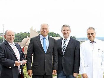 Ein Bild der Harmonie: Regiomed-Geschäftsführer Joachim Bovelet (links), Landrat Michael Busch und Ärztlicher Direktor Walter Strohmeyer (rechts) hätten gern weiter mit Mario Bahmann (zweiter von LInks) zusammengearbeitet, sagen sie. Bahmann wechselt zum 1. September an ein Klinikum in Minden. Foto: Simone Bastian