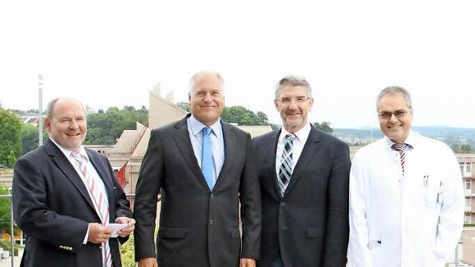 Ein Bild der Harmonie: Regiomed-Geschäftsführer Joachim Bovelet (links), Landrat Michael Busch und Ärztlicher Direktor Walter Strohmeyer (rechts) hätten gern weiter mit Mario Bahmann (zweiter von LInks) zusammengearbeitet, sagen sie. Bahmann wechselt zum 1. September an ein Klinikum in Minden. Foto: Simone Bastian