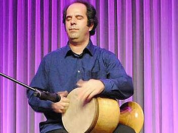 Hadi Alizadeh mit der Bechertrommel Tombak. Foto: Carolin Herrmann