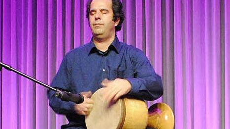 Hadi Alizadeh mit der Bechertrommel Tombak. Foto: Carolin Herrmann