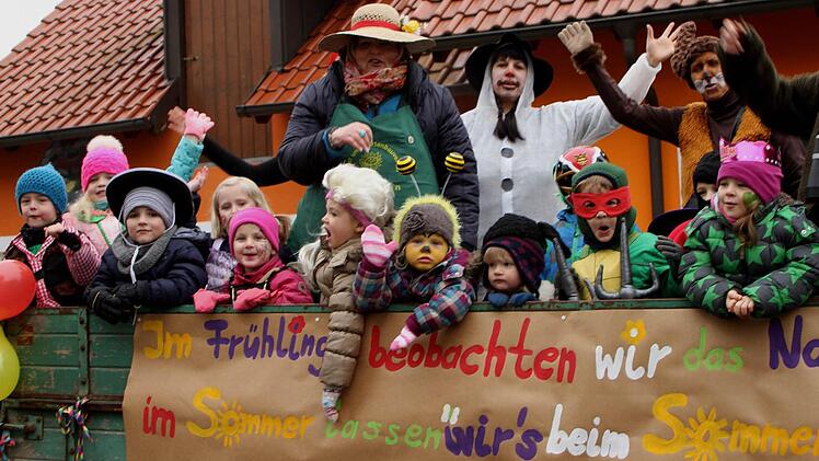 Die Buben und Mädchen aus dem Kindergarten als Naturfreunde. Fotos: Günther Geiling