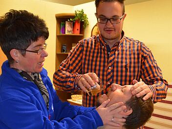 Eine turbulente Szene aus dem Stück: Hier sitzt Evi Kaiser (Pensionswirtin Regina Küster) auf dem Schoß von Uwe Sonneberg (Inspektor Darreck). Sie versucht gemeinsam mit Florian Baier (Sohn Max Küster), diesen mit einer Flüssigkeit kleinzukriegen. Fotos: Kathrin Kupka-Hahn