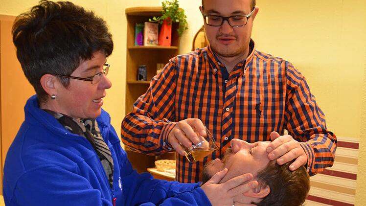 Eine turbulente Szene aus dem Stück: Hier sitzt Evi Kaiser (Pensionswirtin Regina Küster) auf dem Schoß von Uwe Sonneberg (Inspektor Darreck). Sie versucht gemeinsam mit Florian Baier (Sohn Max Küster), diesen mit einer Flüssigkeit kleinzukriegen. Fotos: Kathrin Kupka-Hahn