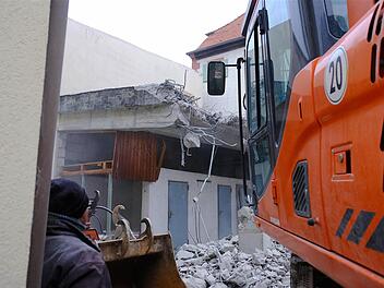 Es geht vorwärts mit den Baumaßnahmen für das neue Rathaus. Jetzt wurden Nebenbauten im Hinterhof abgerissen.  Foto: Gerd Schaar