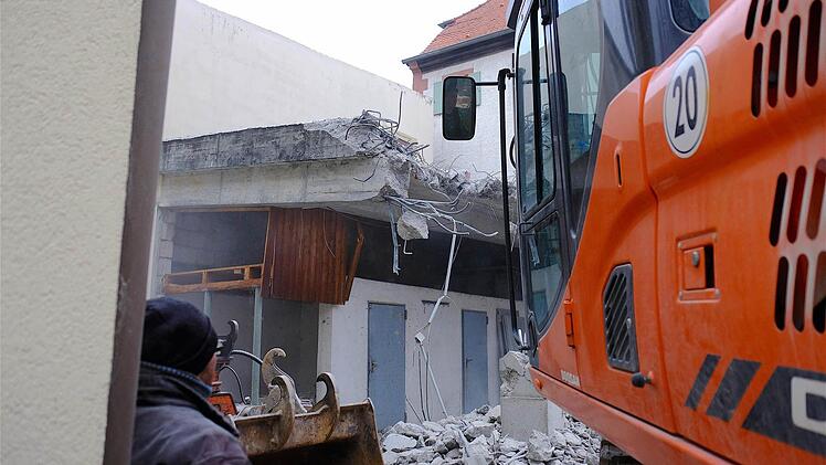 Es geht vorwärts mit den Baumaßnahmen für das neue Rathaus. Jetzt wurden Nebenbauten im Hinterhof abgerissen.  Foto: Gerd Schaar