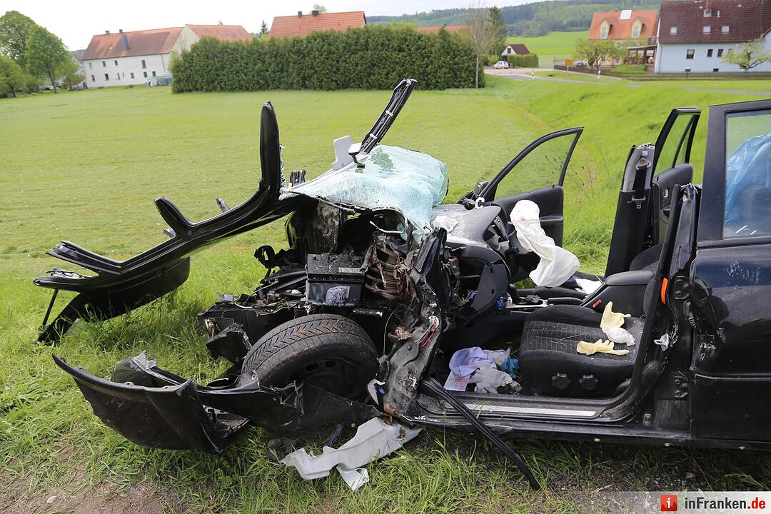 Ansbach: Fahranfänger kracht in Bagger