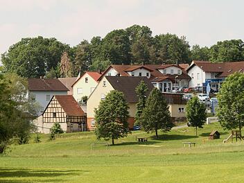 Blick auf Kottendorf, wo das Gemeinschaftshaus am Spielplatz (vorne rechts) errichtet werden soll. Foto: Günther Geiling