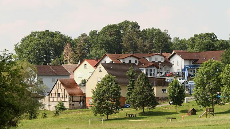 Blick auf Kottendorf, wo das Gemeinschaftshaus am Spielplatz (vorne rechts) errichtet werden soll. Foto: Günther Geiling