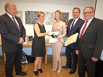 Als Klassenbeste wurde Lea Landel (Mitte) ausgezeichnet. Mit im Bild (von links) Zweiter Bürgermeister Jürgen Karg aus Mainleus, Klassenlehrerin Nina Valentin, Oberstudiendirektor Alexander Battistella und stellvertretender Landrat Dieter Schaar  Foto: Werner Reißaus