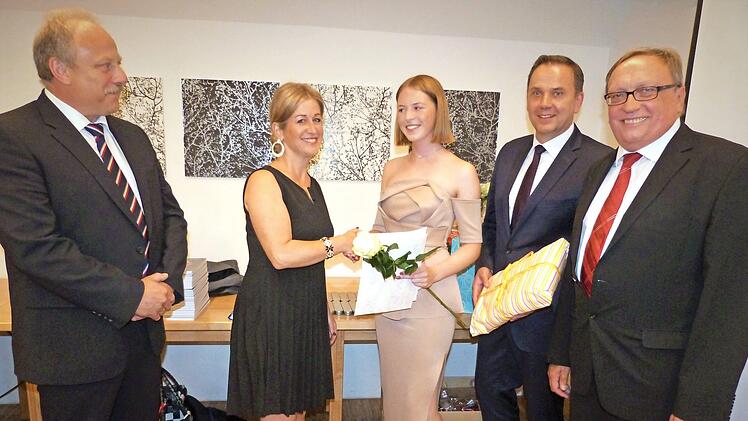 Als Klassenbeste wurde Lea Landel (Mitte) ausgezeichnet. Mit im Bild (von links) Zweiter Bürgermeister Jürgen Karg aus Mainleus, Klassenlehrerin Nina Valentin, Oberstudiendirektor Alexander Battistella und stellvertretender Landrat Dieter Schaar  Foto: Werner Reißaus