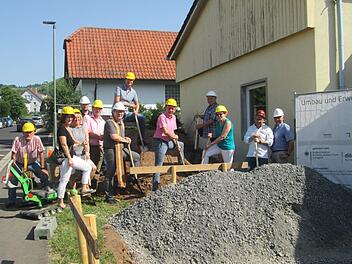Der Spatenstich für mehr Krippenkinderplätze im St. Marien-Kindergarten in der Gutenbergstraße in Hammelburg ist vollzogen. Mit der Fertigstellung wird in gut einem Jahr gerechnet.             Winfried Ehling