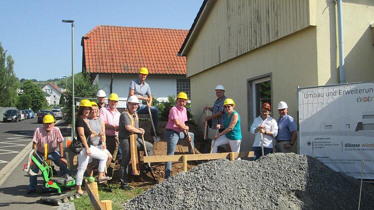 Der Spatenstich für mehr Krippenkinderplätze im St. Marien-Kindergarten in der Gutenbergstraße in Hammelburg ist vollzogen. Mit der Fertigstellung wird in gut einem Jahr gerechnet.             Winfried Ehling