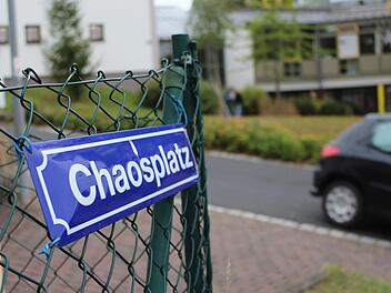 Anwohner haben in der Jahnstraße ein Schild aufgehängt, das  auf die unübersichtliche Situation vor der Schule  hinweist. Foto: Julia Raab