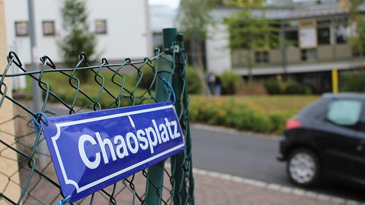 Anwohner haben in der Jahnstraße ein Schild aufgehängt, das  auf die unübersichtliche Situation vor der Schule  hinweist. Foto: Julia Raab