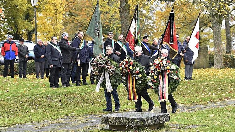 Mit Vertretern des VdK und des Kriegervereins legte Claus Bittenbrünn (Mitte) bei der Gedenkfeier am Ehrenmal einen Kranz nieder.  Foto: sn